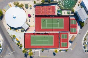 Tennis ja/või seinatennis majutusasutuses Rv Lot in Paradise või selle läheduses