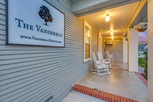 Fotografie z fotogalerie ubytování The Vanderbilt Mansion Apt 7 Near Downtown and TWU v destinaci Denton