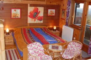 1 dormitorio con 1 cama, mesa y sillas en Holiday Home Tone en Frajhajm