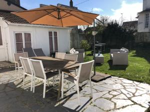 Patio lub wspólna przestrzeń na świeżym powietrzu w obiekcie Très jolie Villa Bianca, maison avec jardin privé à Deauville