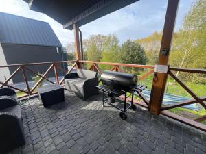 Balkón alebo terasa v ubytovaní Brzozowe Wzgórze z jacuzzi i rowerami