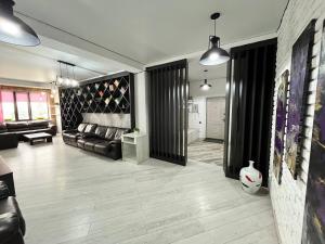 ビシュケクにあるBorsan apartment near park Panfilovのソファとテーブルのあるリビングルーム