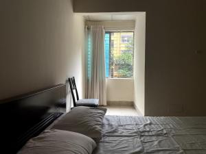 Ένα ή περισσότερα κρεβάτια σε δωμάτιο στο Secured, Comfy 2-Bedroom Apt in B Block, Banasree