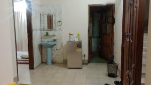 Ένα μπάνιο στο Secured, Comfy 2-Bedroom Apt in B Block, Banasree +17 φωτογραφίες