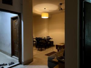 Χώρος καθιστικού στο Secured, Comfy 2-Bedroom Apt in B Block, Banasree