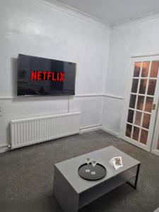 ミドルズブラにあるModern 3 Bed Home Central Location free WiFi Netflix and street parkingのリビングルーム(テレビ、コーヒーテーブル付)