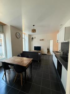 Η κουζίνα ή μικρή κουζίνα στο T2 lumineux et tout équipé centre Annonay