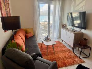 TV a/nebo společenská místnost v ubytování Aquamarine - Beach Flat + 33 fotografií