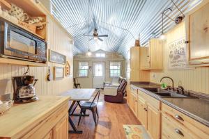 una cucina con lavandino e tavolo di Cozy Couples Cabin Retreat in Concan! a Concan