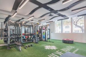 einen Fitnessraum mit einem Fitnessstudio mit Trainingsgeräten in der Unterkunft Lush Golf Pickleball Pool Hot Tub King Bed Parking in Scottsdale