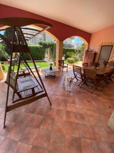 un cane in piedi nel bel mezzo di un patio di Villa Gilda a Gallipoli