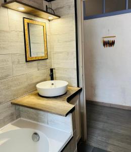 Kúpeľňa v ubytovaní Centre Perpignan, à deux pas du Castillet, Appart T3 75m2 à 10min de plages pré des commerces