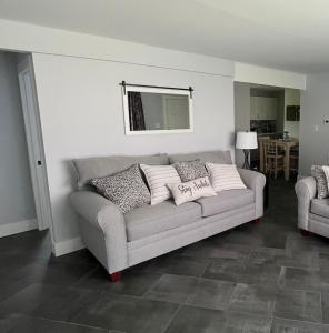 ein Wohnzimmer mit Sofa und Tisch in der Unterkunft The Moravian in Allentown