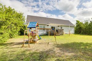 Ο χώρος παιχνιδιού για παιδιά στο Remote-Work Friendly Lehigh Acres Family Home