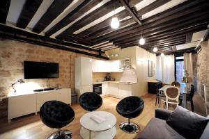 Svetainės erdvė apgyvendinimo įstaigoje Apart of Paris - Souplex Loft Apartment - Le Marais