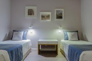 two beds sitting next to each other in a room at Arribas Sintra Hotel in Sintra