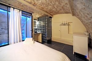 Ένα ή περισσότερα κρεβάτια σε δωμάτιο στο Unique loft apartment in Le Marais