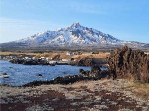 une montagne enneigée devant un plan d'eau dans l'établissement Kitaguni Grand Hotel - Vacation STAY 97210v, à Oshidomari