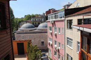 einen Blick auf die Dächer von Gebäuden in einer Stadt in der Unterkunft Ercan Inn Hotel in Istanbul