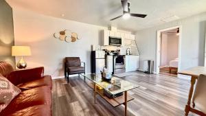 Χώρος καθιστικού στο 1BR Apt 1400 Monthly 7min to OKC Fair #20A