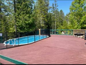 Πισίνα στο ή κοντά στο Rustic Vibes W Pool & Hot Tub - Tobermory