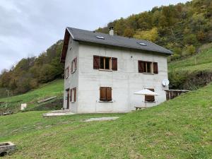a house on the side of a hill at Grande maison dans la nature in Le Port