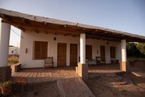 蒂诺加斯塔Cabañas y dormis Zgris的房屋设有带桌椅的凉亭