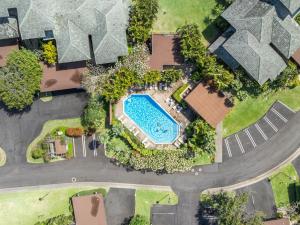 una vista aérea de una piscina en un patio en Kapalua Ridge Villa 2712, en Kahana