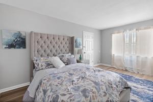 Ένα ή περισσότερα κρεβάτια σε δωμάτιο στο Comfort room in Cincinnati