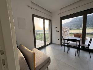 Χώρος καθιστικού στο Previllage Red Apartments 9-10-11