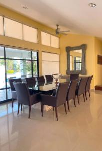 ein Esszimmer mit Tisch und Stühlen und einem Spiegel in der Unterkunft Casa Lomas de Cuernavaca in Jiutepec