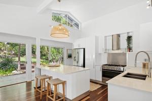 Dapur atau dapur kecil di Pine House Killcare