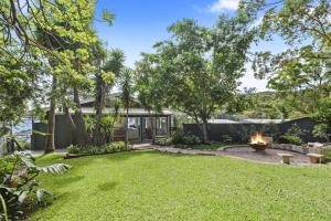 Taman di luar Pine House Killcare