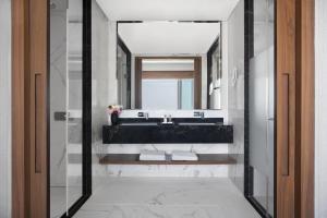The David Kempinski Tel Aviv的一间浴室