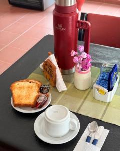 una mesa con un plato de tostadas y una taza de café en La Posta de Adolfo, en Las Heras 19 fotos más