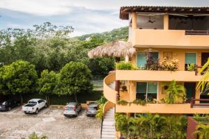 シワタネホにあるResidencial Los Mangos - Departamento 205の駐車場に車を停めたホテルの景色