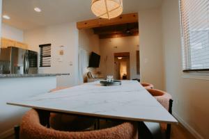 Un comedor con mesa y sillas en Desert Sunset-Hot Tub-Pet Friendly-No Pet Fees!, en Albuquerque 63 fotos más