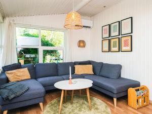 Posezení v ubytování Four-Bedroom Holiday home in Knebel 7