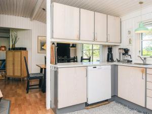 Kuchyň nebo kuchyňský kout v ubytování Four-Bedroom Holiday home in Knebel 7
