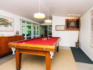 Biliár nebo kulečník v ubytování Four-Bedroom Holiday home in Knebel 7