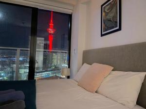 Ένα ή περισσότερα κρεβάτια σε δωμάτιο στο Magnificent Skytower View 2 BDR 2 BTH Apt