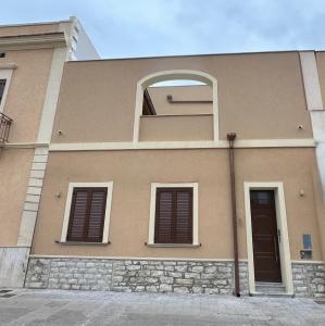 a building with a window and a door at Riccio 7'0 Apartment in Trapani +6 photos
