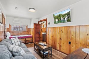 een woonkamer met een bank en een tafel bij Timber Lodge #1 in Colorado Springs