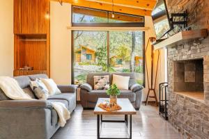 マサミトラにあるCabaña Mazamitla con Jacuzzi hasta para 5 personasのソファと暖炉のあるリビングルーム