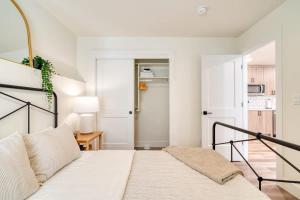 una camera da letto bianca con un letto e una cucina di Stay Portland Collection - The Madison Farmhouse - Vintage Shops & Espresso a Portland
