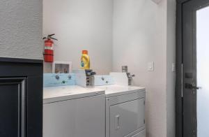 Gambar di galeri bagi 2-Bed Modern Apt in the heart of Pueblo with work space di Pueblo