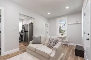 Dapur atau dapur kecil di 2-Bed Modern Apt in the heart of Pueblo with work space
