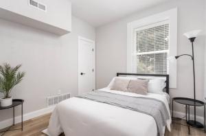 Katil atau katil-katil dalam bilik di 2-Bed Modern Apt in the heart of Pueblo with work space