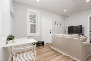 Televisyen dan/atau pusat hiburan di 2-Bed Modern Apt in the heart of Pueblo with work space