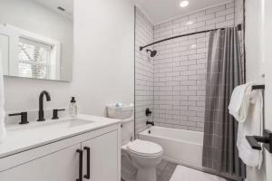 Bilik mandi di 2-Bed Modern Apt in the heart of Pueblo with work space